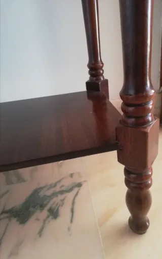 Mesa auxiliar de madera oscura