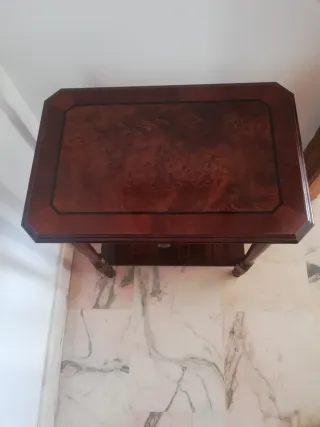 Mesa auxiliar de madera oscura