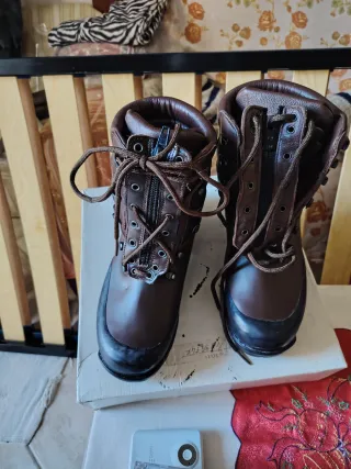 Scarponi da montagna in pelle marrone