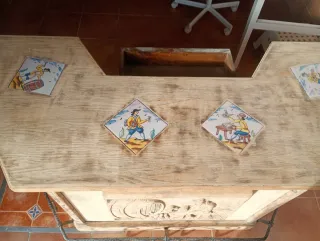 Barra de madera rústica con azulejos