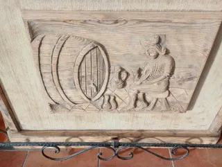 Barra de madera rústica con azulejos