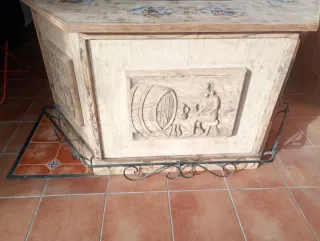 Barra de madera rústica con azulejos