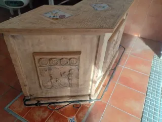 Barra de madera rústica con azulejos