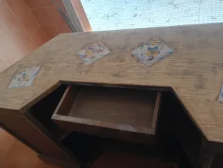 Barra de madera rústica con azulejos