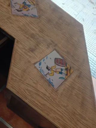 Barra de madera rústica con azulejos