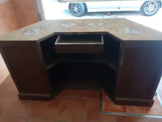 Barra de madera rústica con azulejos