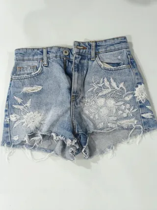 Shorts vaqueros Bershka bordados