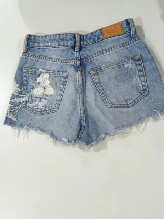 Shorts vaqueros Bershka bordados