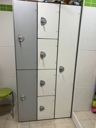 Taquillas metálicas y madera grises y blancas