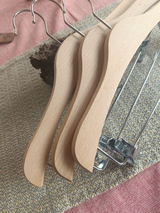Pack perchas madera de haya. Madera sostenible