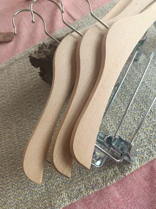 Pack perchas madera de haya. Madera sostenible