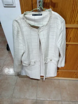 Chaqueta tipo Chanel beige
