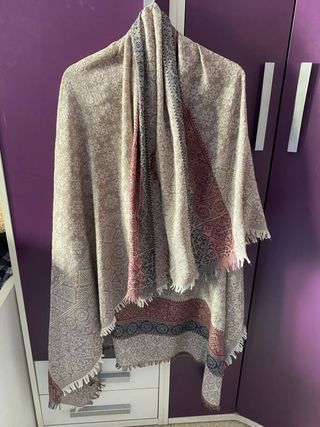 Bufanda beige y multicolor con flecos