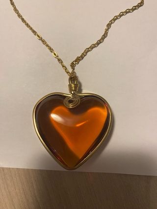 Ciondolo a forma di cuore ambra dorata