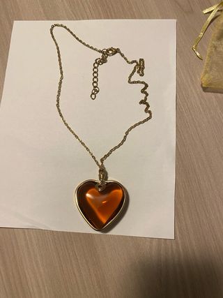 Ciondolo a forma di cuore ambra dorata