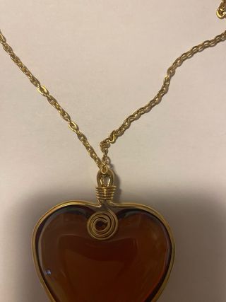 Ciondolo a forma di cuore ambra dorata