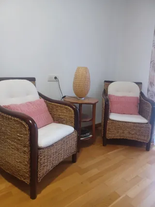 Butacas de ratán y madera