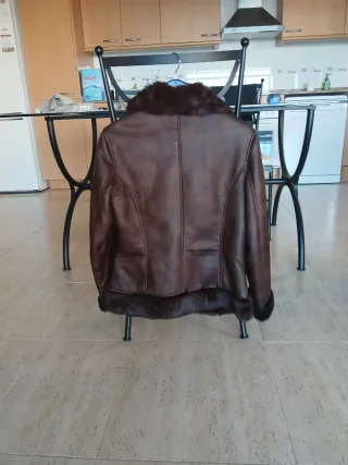 Chaqueta de señora en piel marrón