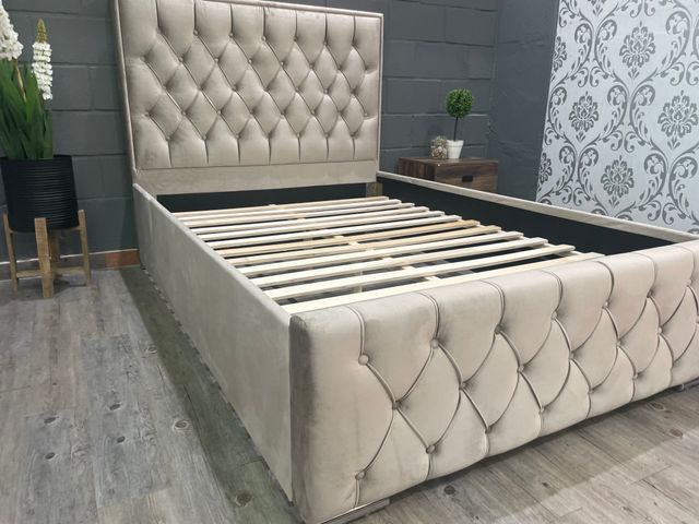 Cama Moderna Beige con Cabecero Capitone