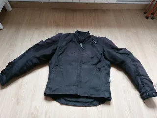 Chaqueta de moto negra en buen estado.