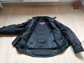 Chaqueta de moto negra en buen estado.