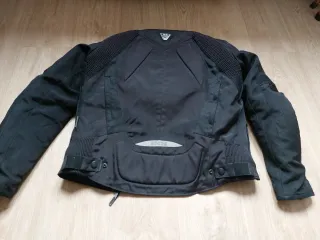 Chaqueta de moto negra en buen estado.