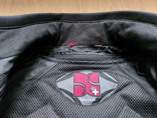 Chaqueta de moto negra en buen estado.