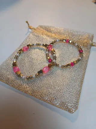 Pulseras doradas y rosas con corazones