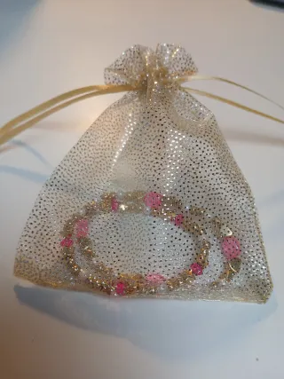 Pulseras doradas y rosas con corazones