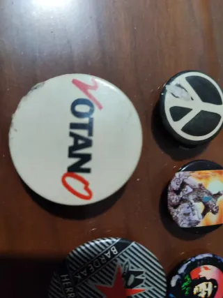 Lote chapas vintage no a la guerra