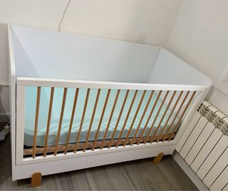 Cuna blanca con barrotes de madera