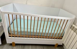 Cuna blanca con barrotes de madera