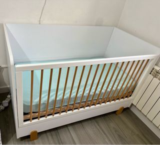 Cuna blanca con barrotes de madera