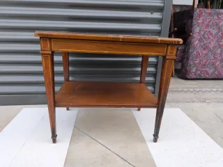 Mesa auxiliar Sheraton antigua con marquetería