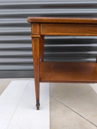 Mesa auxiliar Sheraton antigua con marquetería