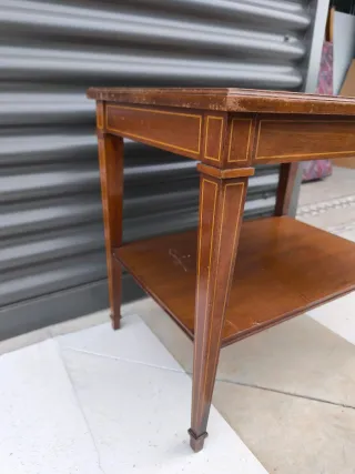 Mesa auxiliar Sheraton antigua con marquetería