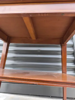 Mesa auxiliar Sheraton antigua con marquetería