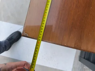 Mesa auxiliar Sheraton antigua con marquetería