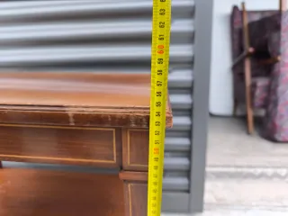 Mesa auxiliar Sheraton antigua con marquetería