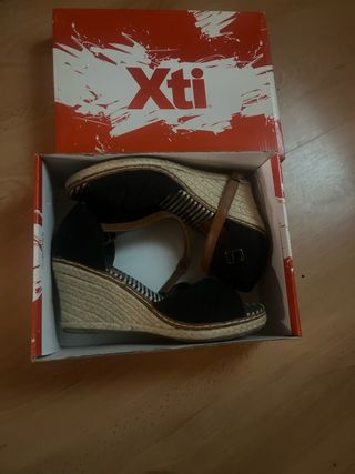 Sandalias Xti cuña negras y beige