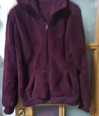 Chaqueta polar con capucha color vino tinto puesta