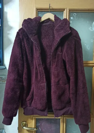 Chaqueta polar con capucha color vino tinto puesta