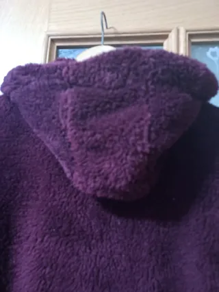 Chaqueta polar con capucha color vino tinto puesta