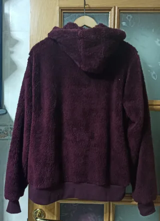 Chaqueta polar con capucha color vino tinto puesta