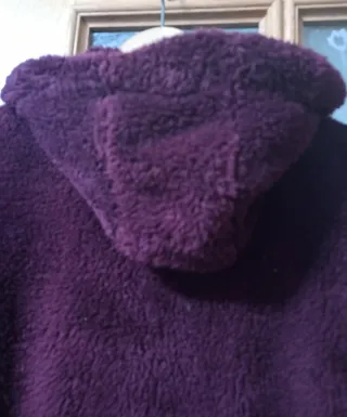 Chaqueta polar con capucha color vino tinto puesta