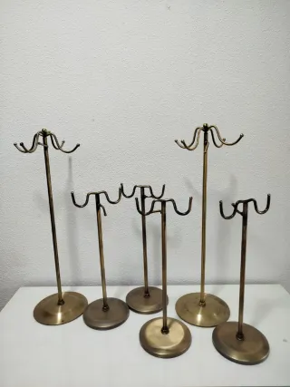 Expositores de metal dorados