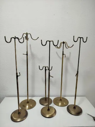 Expositores de metal dorados