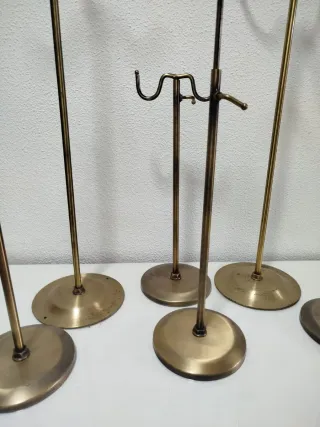 Expositores de metal dorados