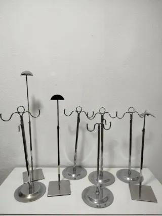 Expositores de metal dorados