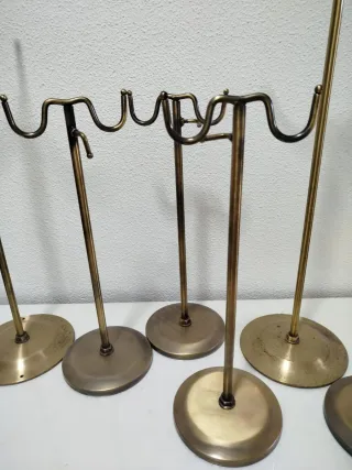 Expositores de metal dorados